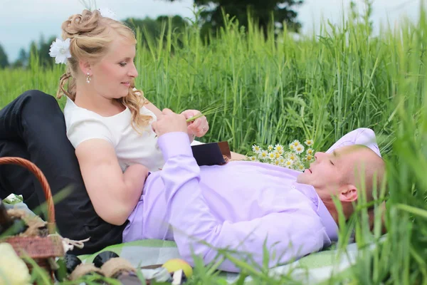 Par älskare promenader i fältet i sommardag — Stockfoto