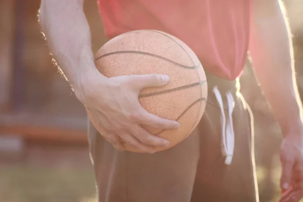 Hand houden basketbal — Stockfoto