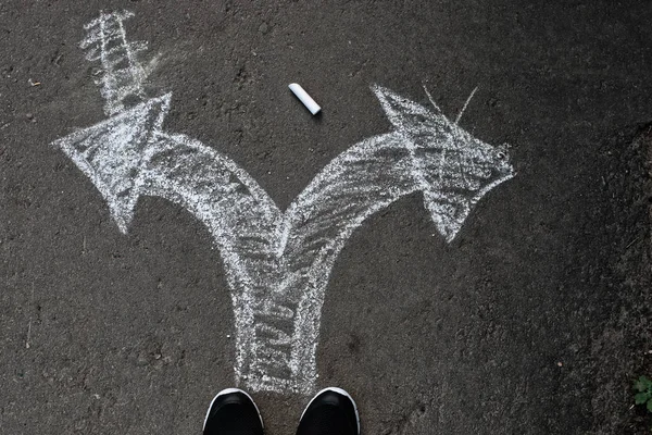 oklar tebeşir asfalt üzerinde