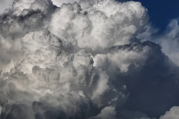 青い空に嵐雲 — ストック写真