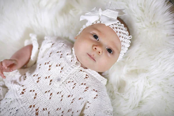 Portret van een mooi meisje in een witte jurk — Stockfoto