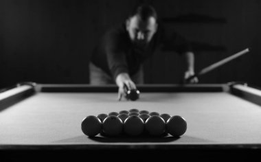 tek renkli fotoğraf genç adam bilardo oynarken