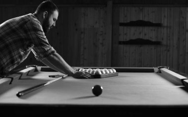 tek renkli fotoğraf genç adam bilardo oynarken