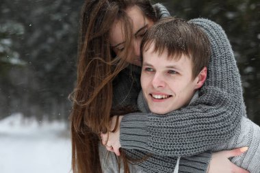 aşıklar bir tarihte kış öğleden sonra kar kar fırtınası çifti