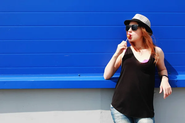 Chica hipster en un sombrero ligero y gafas de sol en el día de verano — Foto de Stock