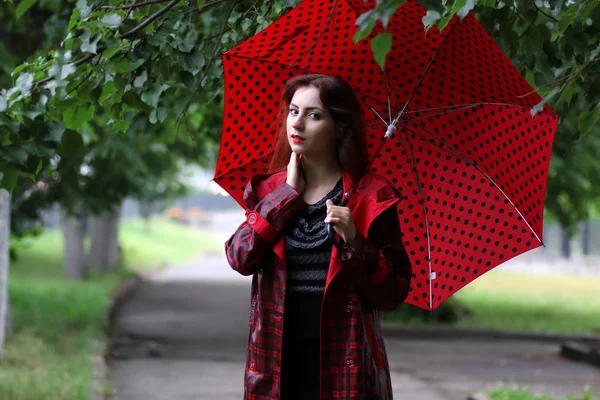 Femme en imperméable et un parapluie — Photo