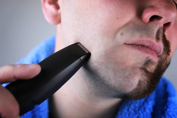 Bearded man shaving — Stock Photo, Image