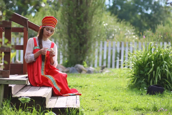 Slav kvinna i klänning traditionell — Stockfoto