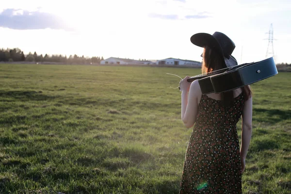 Girl outdoor field sunset texas hat — Stock Photo, Image