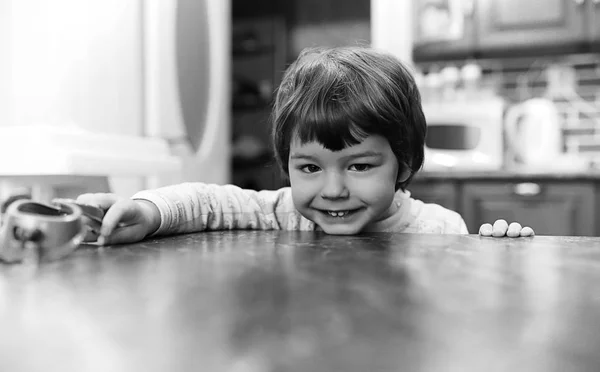 Czarno-białe zdjęcie dzieciaka, uśmiechając się i mieć zabawa biały backgro — Zdjęcie stockowe
