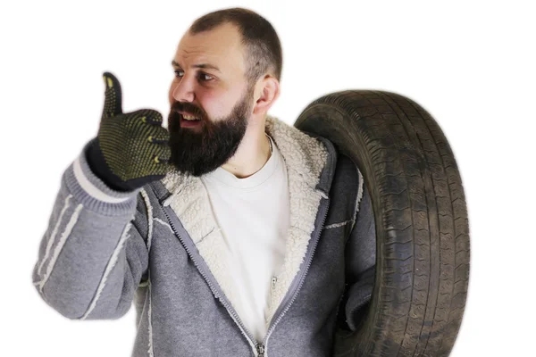 Hombre cambiando ruedas de neumáticos invierno —  Fotos de Stock