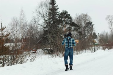 adam balta ile kışın