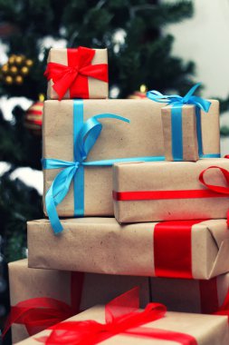 hediye yığın ağacının altında