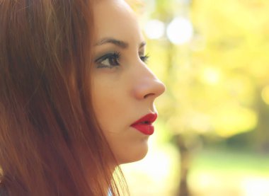 Kat kız sonbahar yaprakları