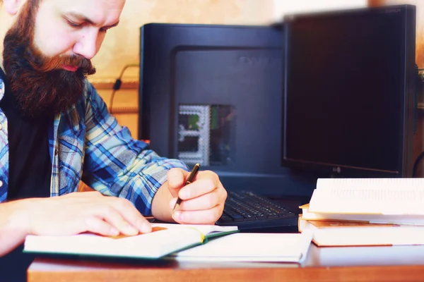 Männliche Arbeit Computer Stift schreiben — Stockfoto