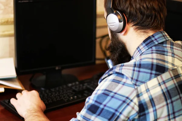 Mann spielt Computer mit Kopfhörern — Stockfoto