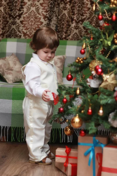 Criança decorar o brinquedo árvore de Natal — Fotografia de Stock