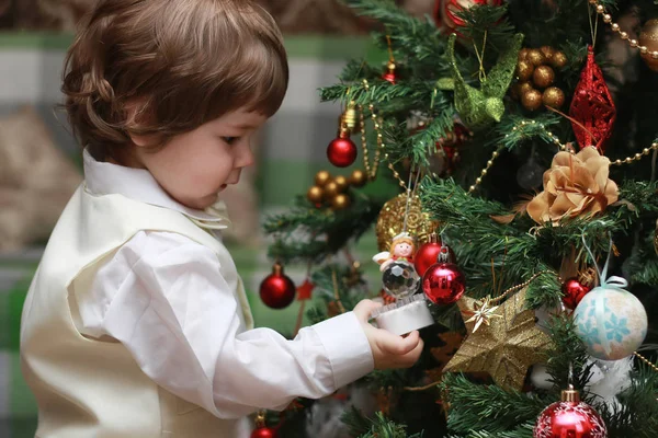 Child decorate the Christmas tree toy — Stock Photo, Image