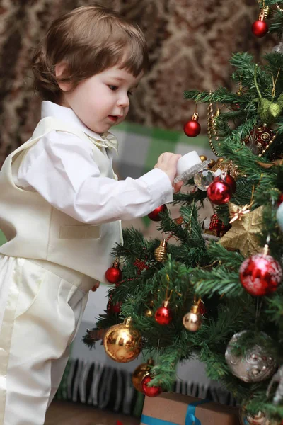 Criança decorar o brinquedo árvore de Natal — Fotografia de Stock