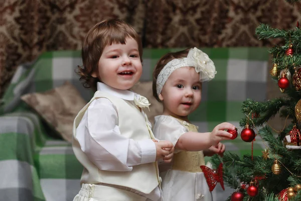 Criança decorar o brinquedo árvore de Natal — Fotografia de Stock