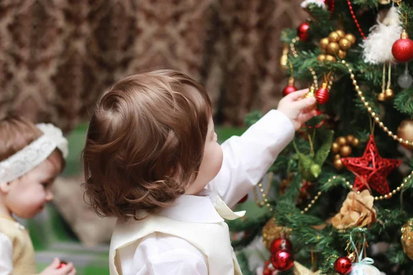 Child decorate the Christmas tree toy — Stock Photo, Image