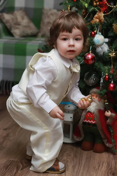 Bambino decorare il giocattolo dell'albero di Natale — Foto Stock