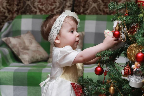 Criança decorar o brinquedo árvore de Natal — Fotografia de Stock