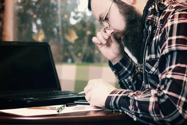 Männliches Arbeitsheft bärtig — Stockfoto