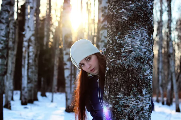 Retrato de inverno feminino na floresta — Fotografia de Stock