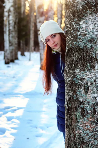 숲에서 겨울 세로 여성 — 스톡 사진