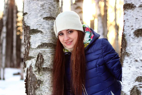 Vinter stående kvinna i skogen — Stockfoto