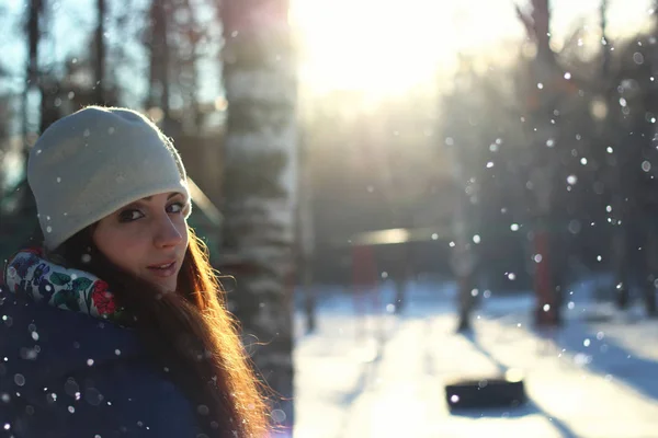 Сніговий зимовий портрет жінки — стокове фото