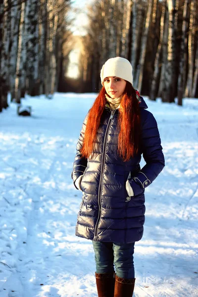 Retrato de inverno feminino na floresta — Fotografia de Stock