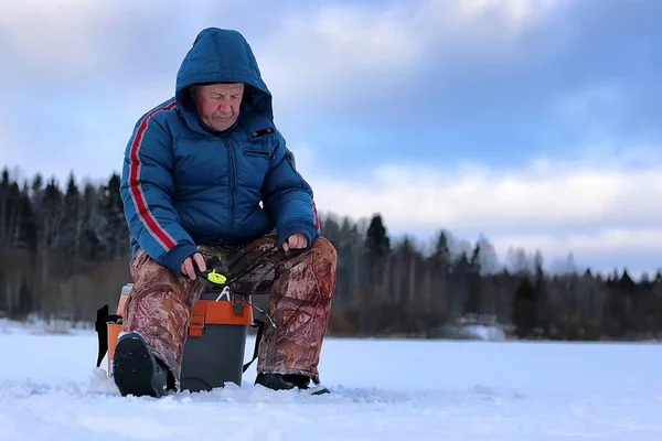 Temporada de invierno hombre viejo pesca en el lago —  Fotos de Stock