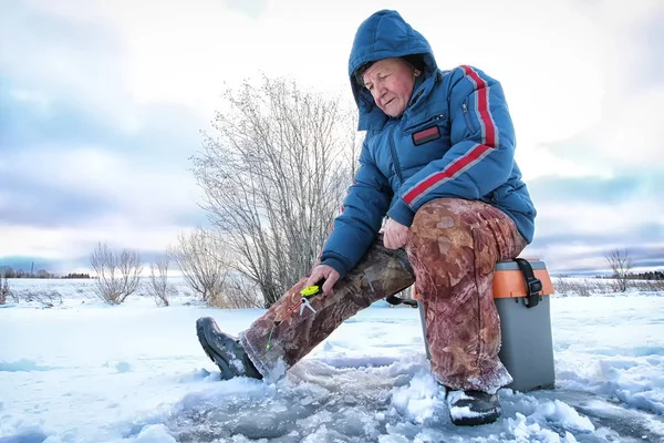 Pescador de invierno lago — Foto de Stock