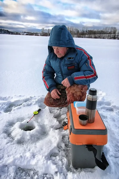 Зимний рыбак — стоковое фото