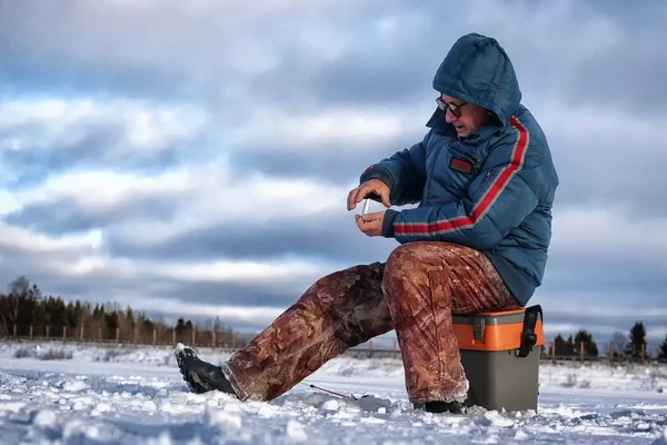 Pescador de invierno lago — Foto de Stock