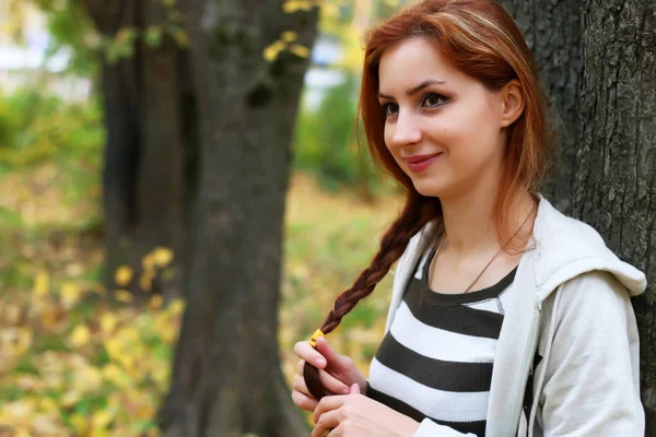 Red-haired girl in a park sunny day outdoor — Stock Photo, Image