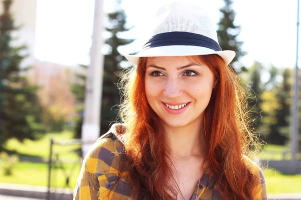 Rudowłosa dziewczyna w kapeluszu hipster — Zdjęcie stockowe