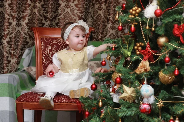 Kind het speelgoed kerstboom versieren — Stockfoto
