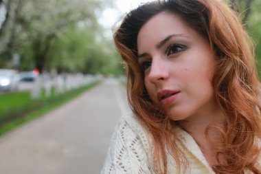 kız portresi bahar ağacı