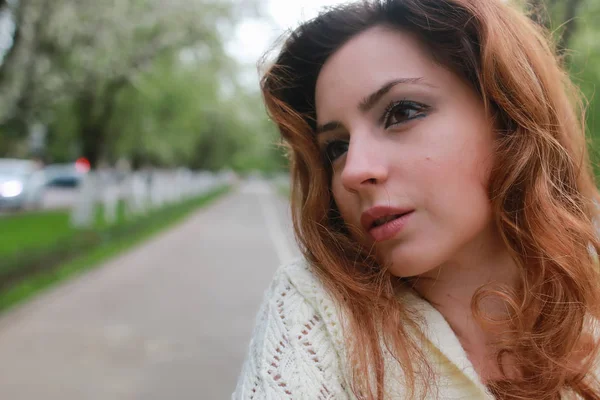 kız portresi bahar ağacı