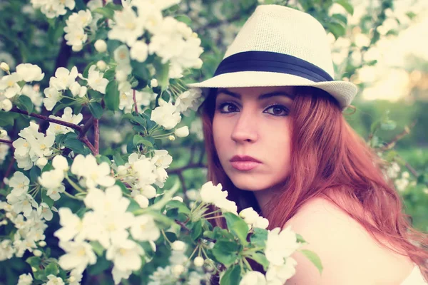 Elma ağacı çiçeğindeki kadın