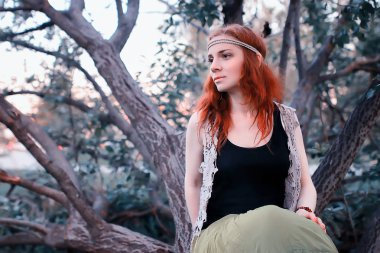 Bahar güneşli bir öğleden sonra parkta bir yürüyüş için kız