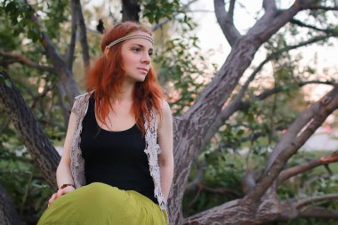 Bahar güneşli bir öğleden sonra parkta bir yürüyüş için kız