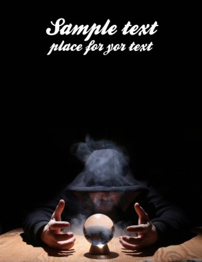 adam siyah başlıklı cristal topu ve metin için boş yer