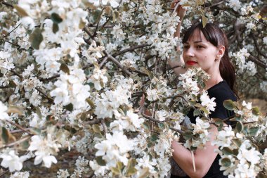 Yazın güneşli bir günde çiçek açan bir kız.