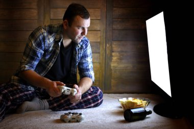 adam bir konsol oyun çubuğu büyük Tv önce üzerinde oynamak