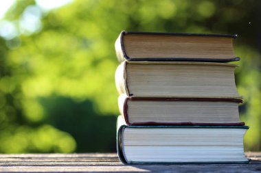 kitap yığını arka plandaki tabloda ahşap açık