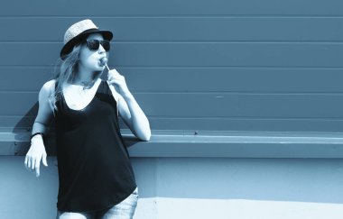 Sevimli kız hipster ışık şapka ve güneş gözlüğü bir yaz gününde